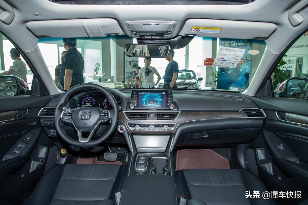 本田雅阁和日产天籁2.0t对比测试,天籁2.0t和雅阁混动怎么选