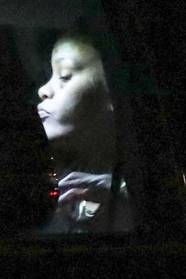 蕾哈娜摔倒,蕾哈娜摔伤后现身街头