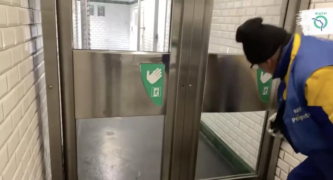 在贴满了一百万张贴纸之后，我快不认识巴黎地铁了…