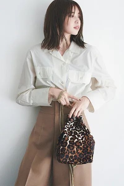 今年流行的衬衫带字母,今年流行衬衫长款花色