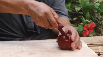 63岁中国大爷靠玩木头火到国外,61岁大爷惊呆外国人