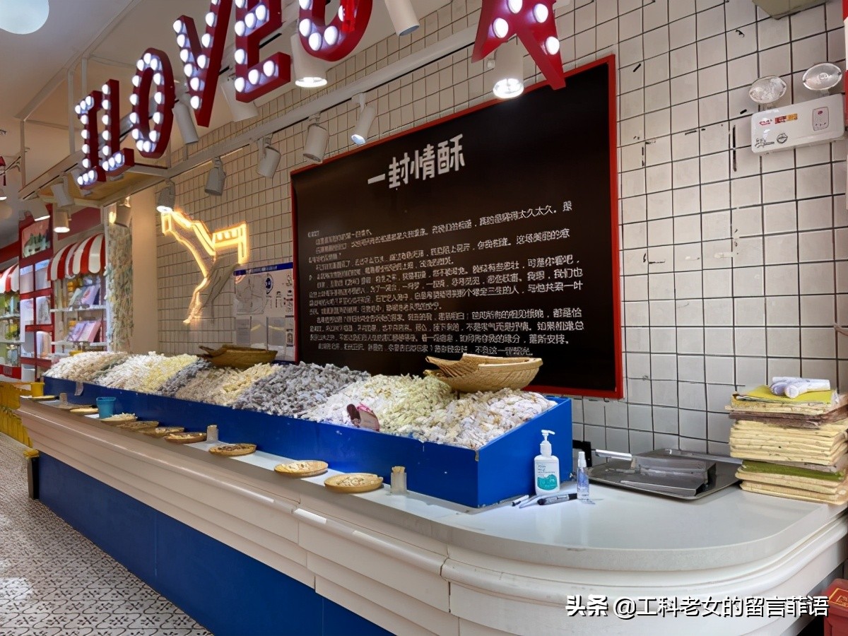 曾经人满为患的南锣鼓巷，在除夕当天有点冷清