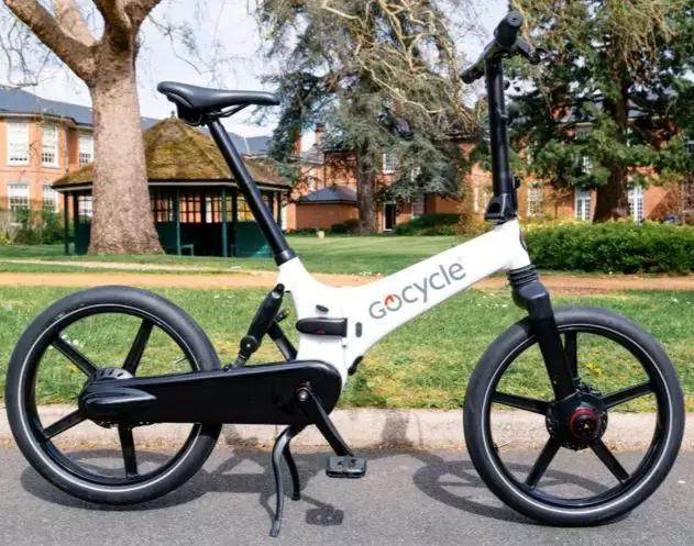 c罗购买的黑色的车 (c罗的车多少元)