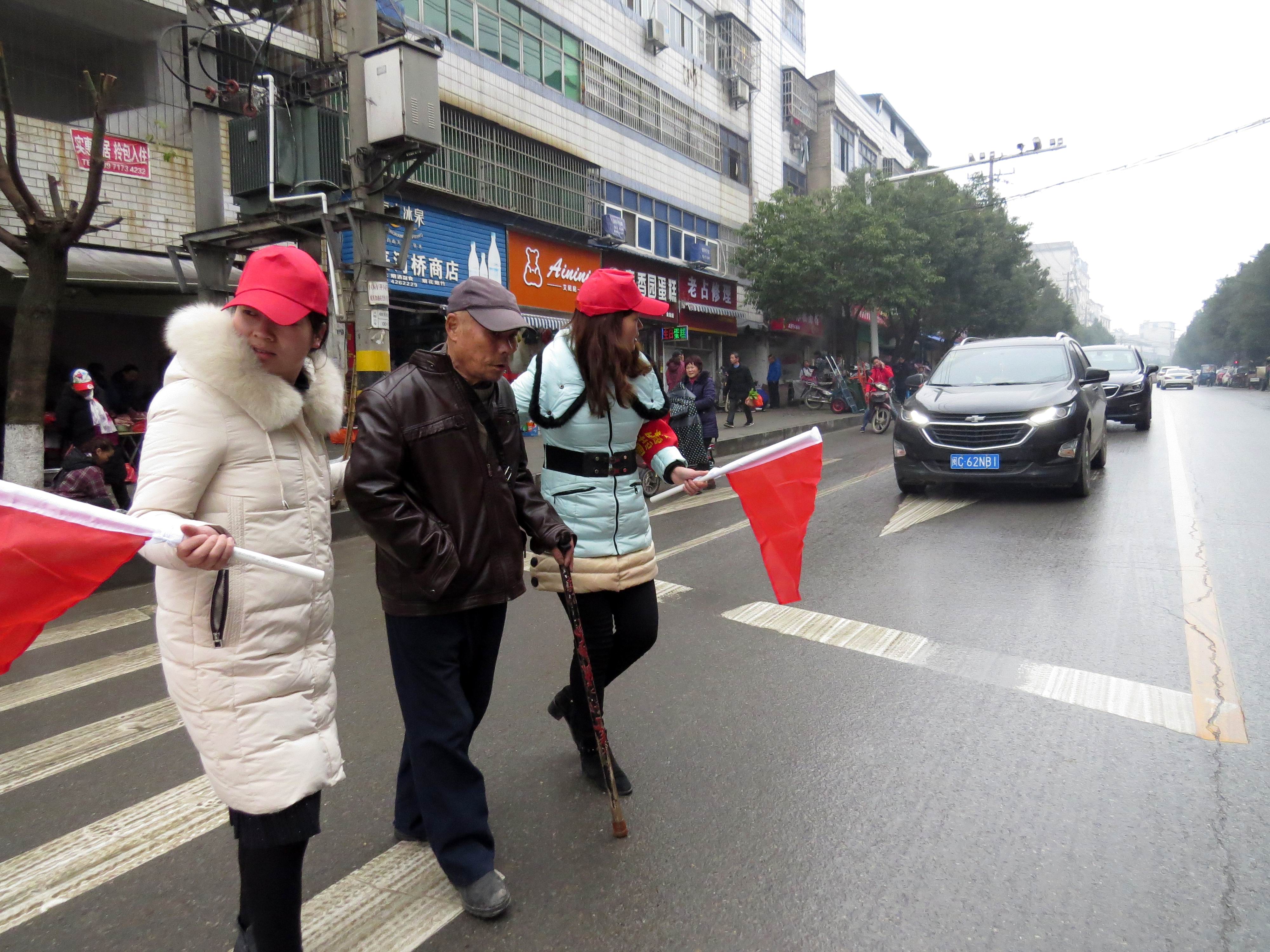 志愿者全员上路共抗疫情,文明出行劝导志愿者在行动