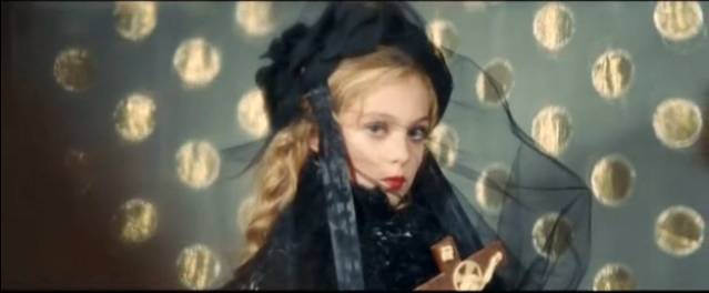 拍小孩视频事件,一个小孩被镜头拍到原视频