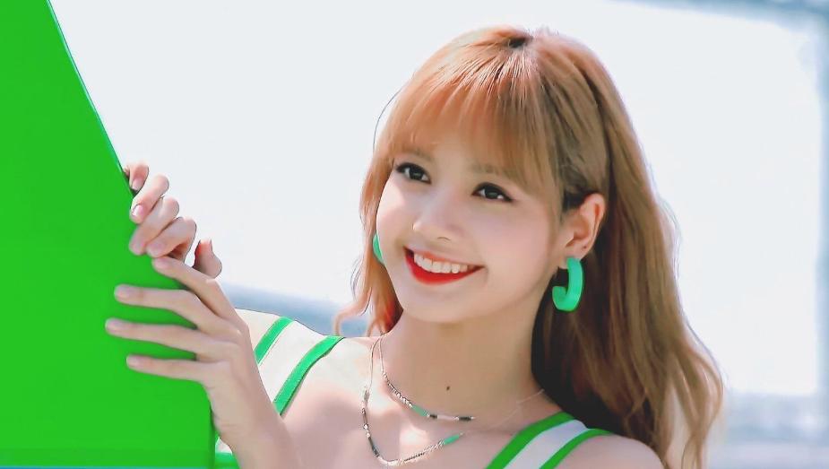 女人美不美看“皮相”，这几个部位很美的女人，上了年纪也很年轻