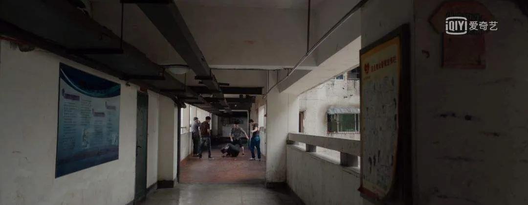 重庆这个24层没有电梯的高楼！直逼40℃的天气仍然有人前来打卡