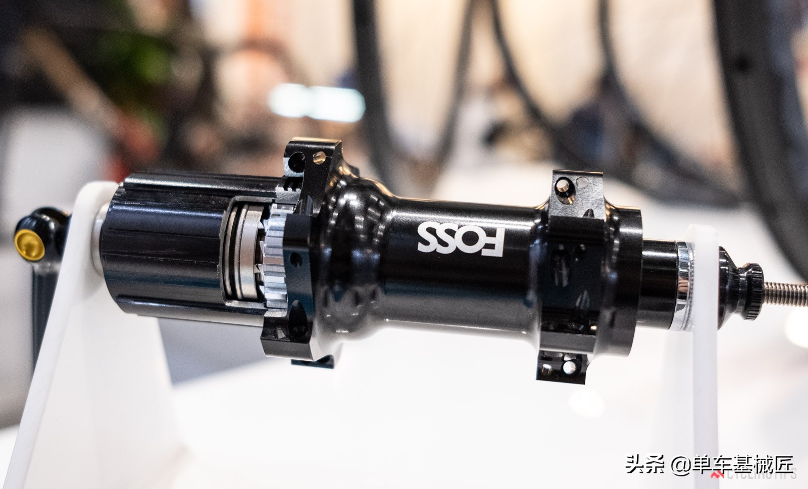 这是飞机，这是鸟……不，这是一个无压迫感的自行车车座