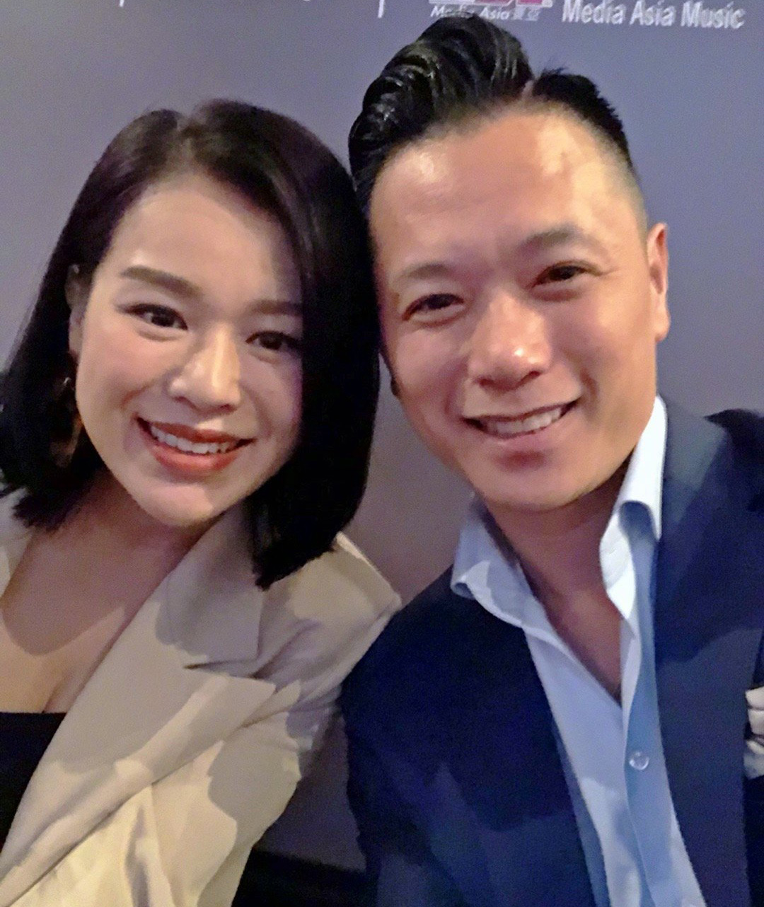 胡杏儿陪三个儿子雨中玩水,胡杏儿晒两儿子萌照