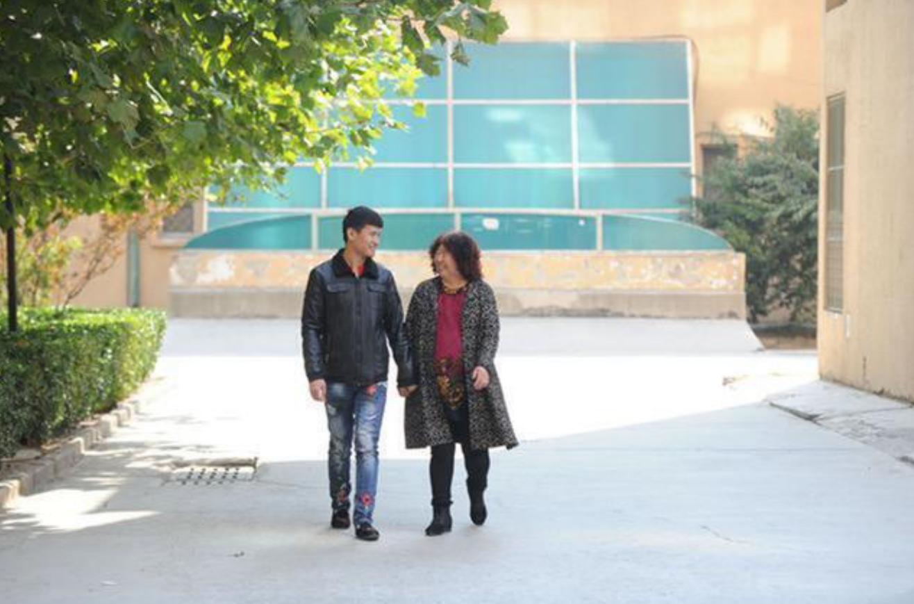 相差37岁的“奶孙恋”,原以为会“翻车”,看过婚纱照后变成祝福