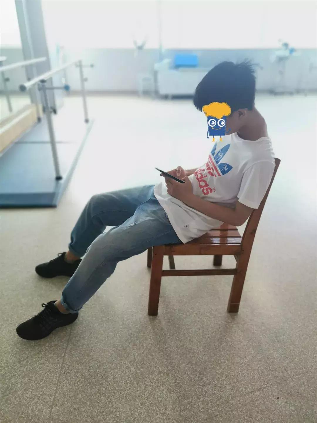 关注脊柱侧弯让孩子少走弯路,关注纠正驼背的锻炼方法