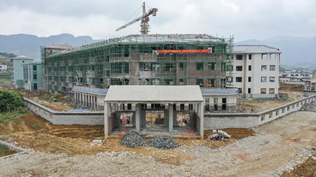 教学楼占地面积6000平方米,20000平方米学校