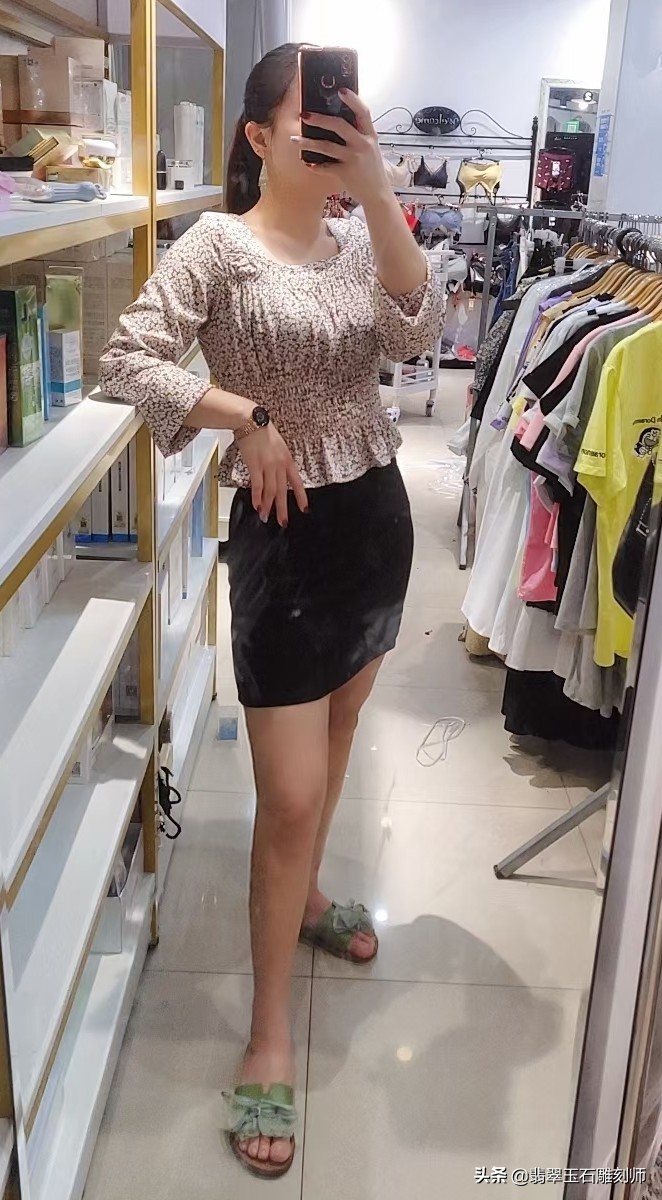 火车上认识的美女OL，我带她去中关村存放翡翠手镯，引发三角恋