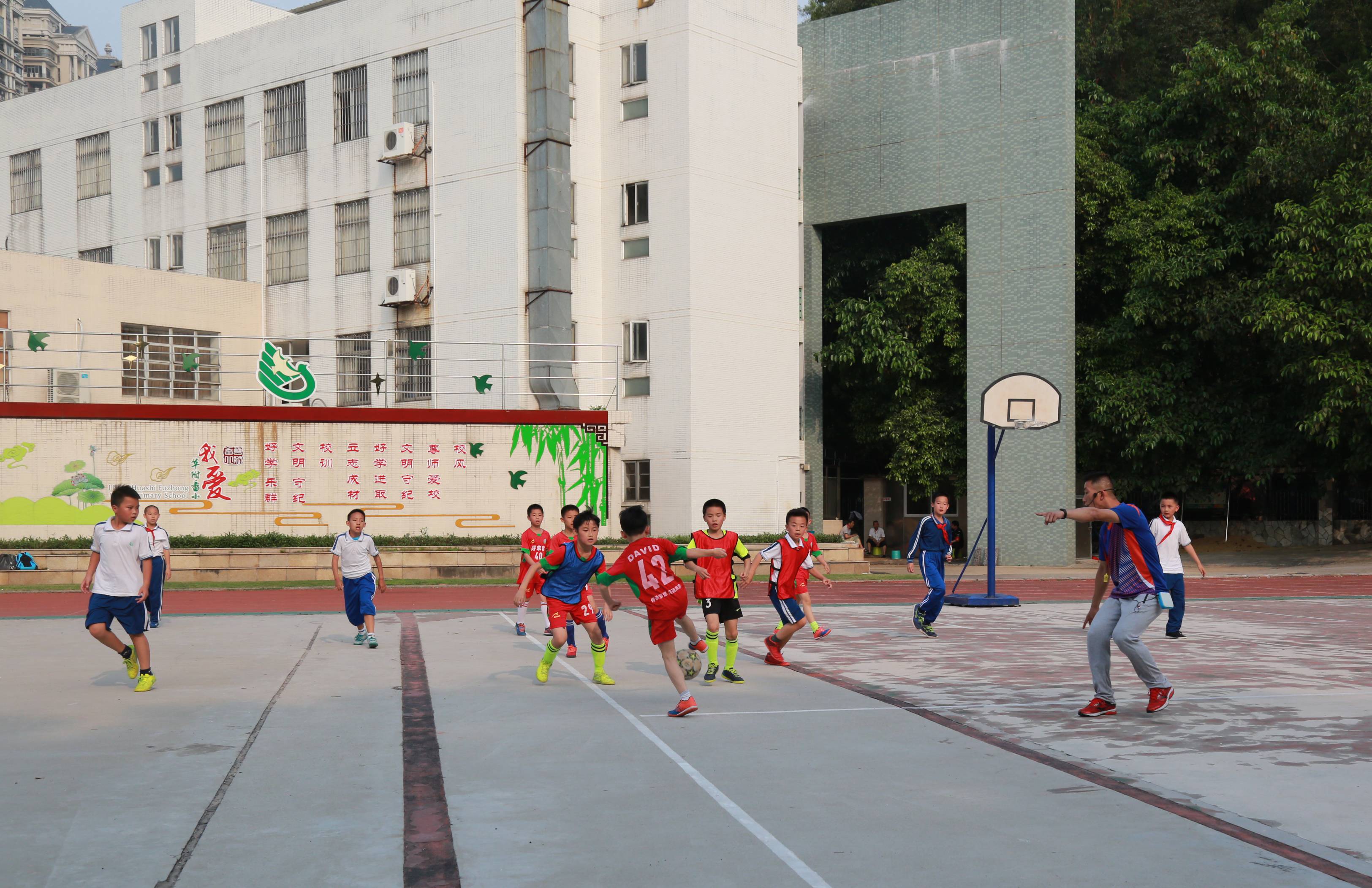 专访|这所学校没有专业足球场却成功孵化出校园足球劲旅