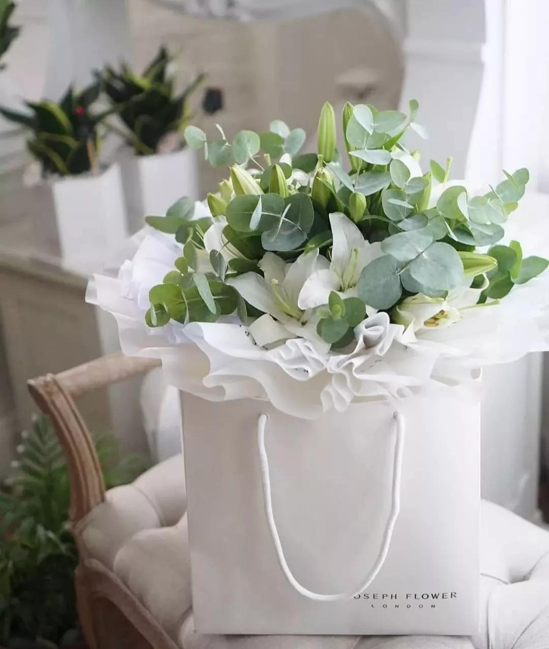 花要不要经常换水,花材正确处理方式及日常养护