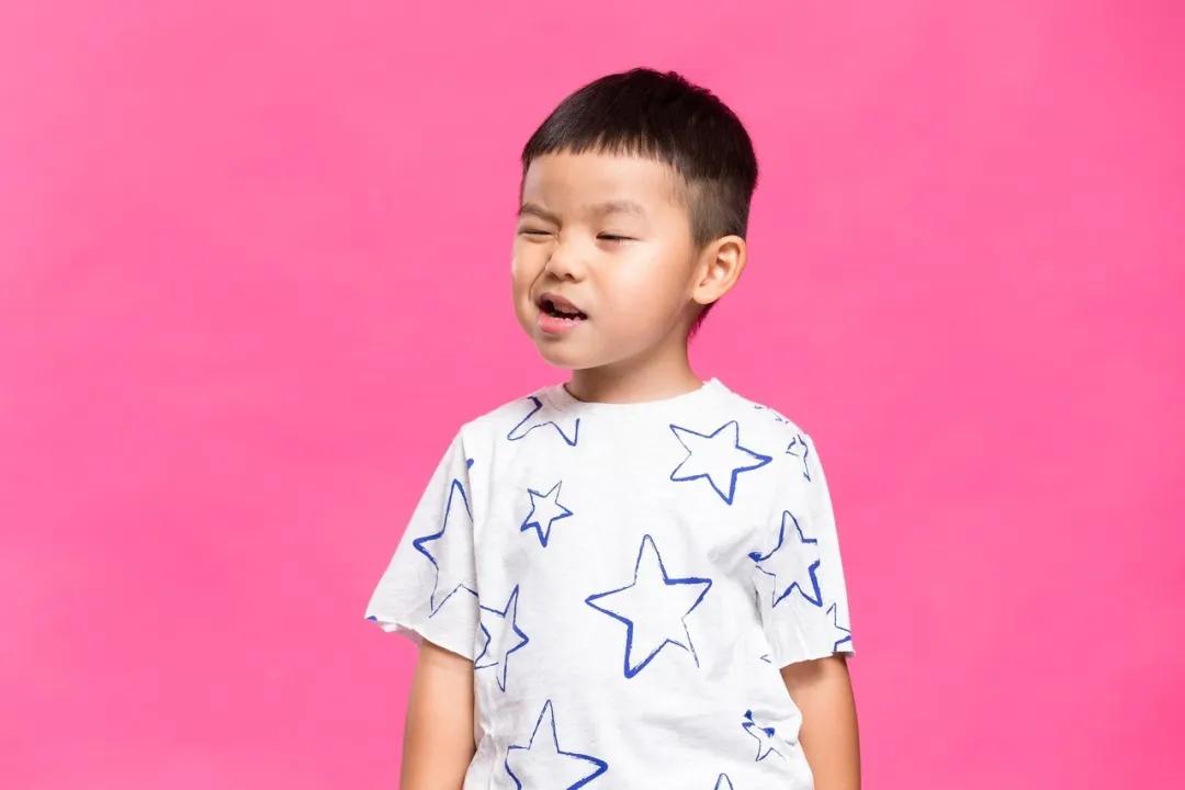 孩子总是眨眼抽动症怎么干预,孩子眨眼睛皱鼻子就是抽动症吗