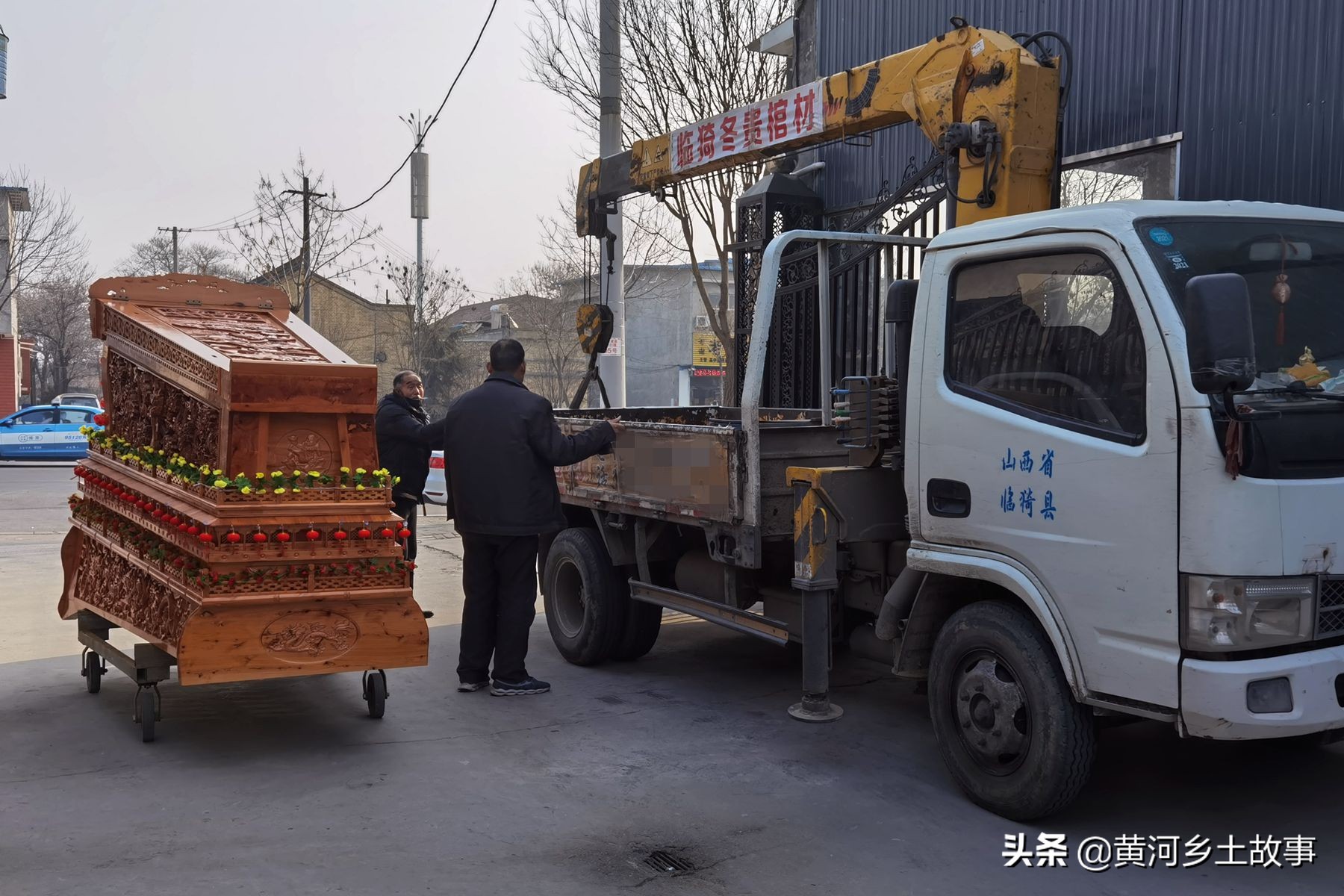 山西农民自制棺材,山西农民大哥做棺材