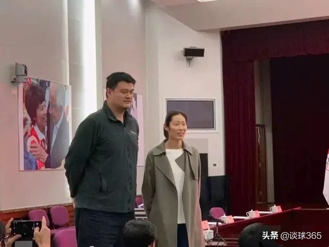 两个队长，一位主席，三位体坛名将罕见同框，谁的正装照更美