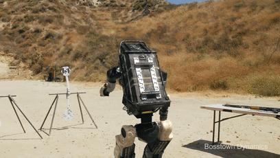 遭遇百般霸凌后，机器人竟将枪口对准人类