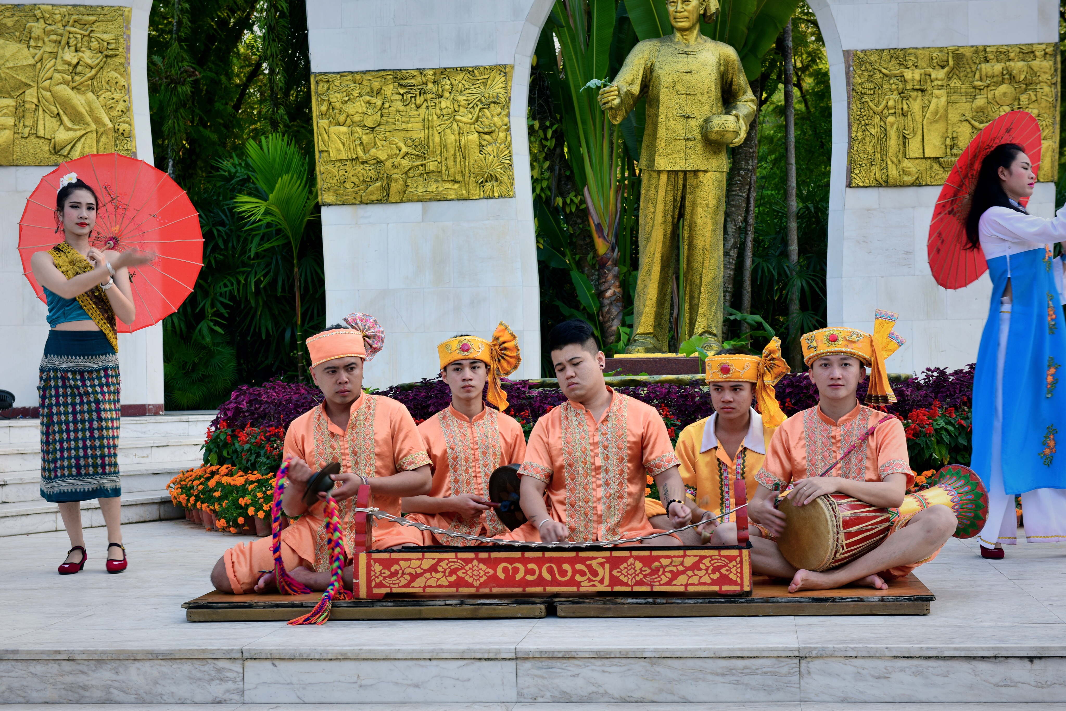 西双版纳曼听园歌舞表演时间,西双版纳曼听御花园篝火晚会