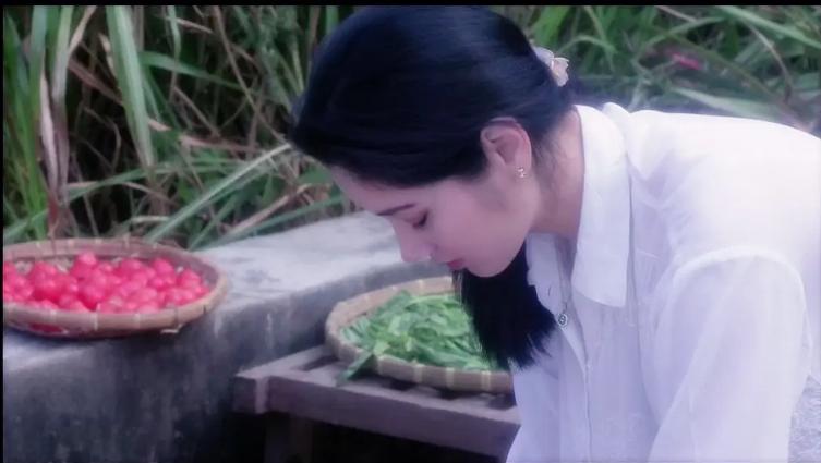 知名*星艳**因节食减肥住进ICU，给追求“骨感美”的女性，提了个醒