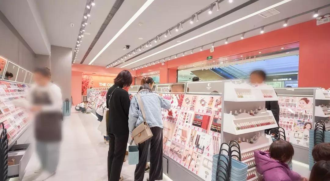 店播+快时尚+网红场景=业绩20万/店/天“调色师”这么玩不火才怪