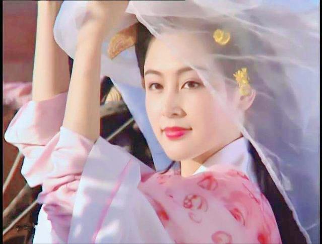 出场前吹成绝世美人,出场后却大失所望,看了感觉真尴尬