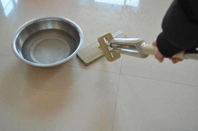 刚拖的地就被踩了怎么办,刚拖完的地就被踩脏了