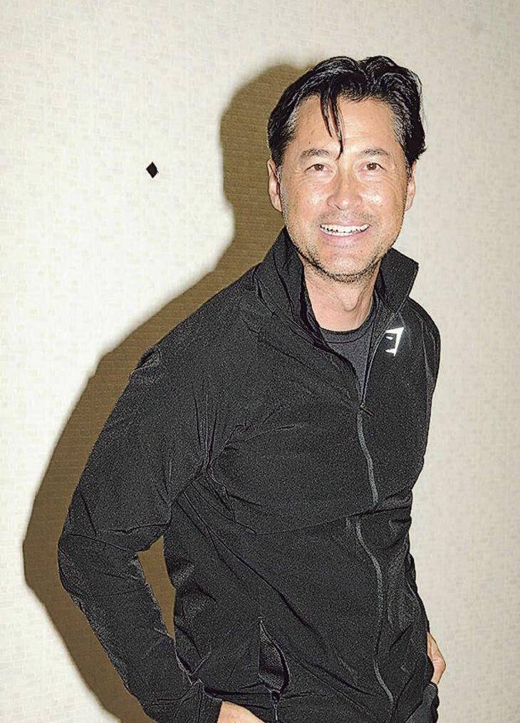 甜蜜！香港著名演员庆与太太结婚28周年，两个女儿外貌身材出众