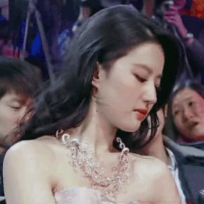 不上镜的女生怎么拍照好看,不上镜的人怎样拍照最好看