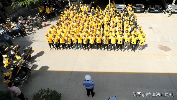 交警给快递小哥送餐,交警为外卖小哥送外卖