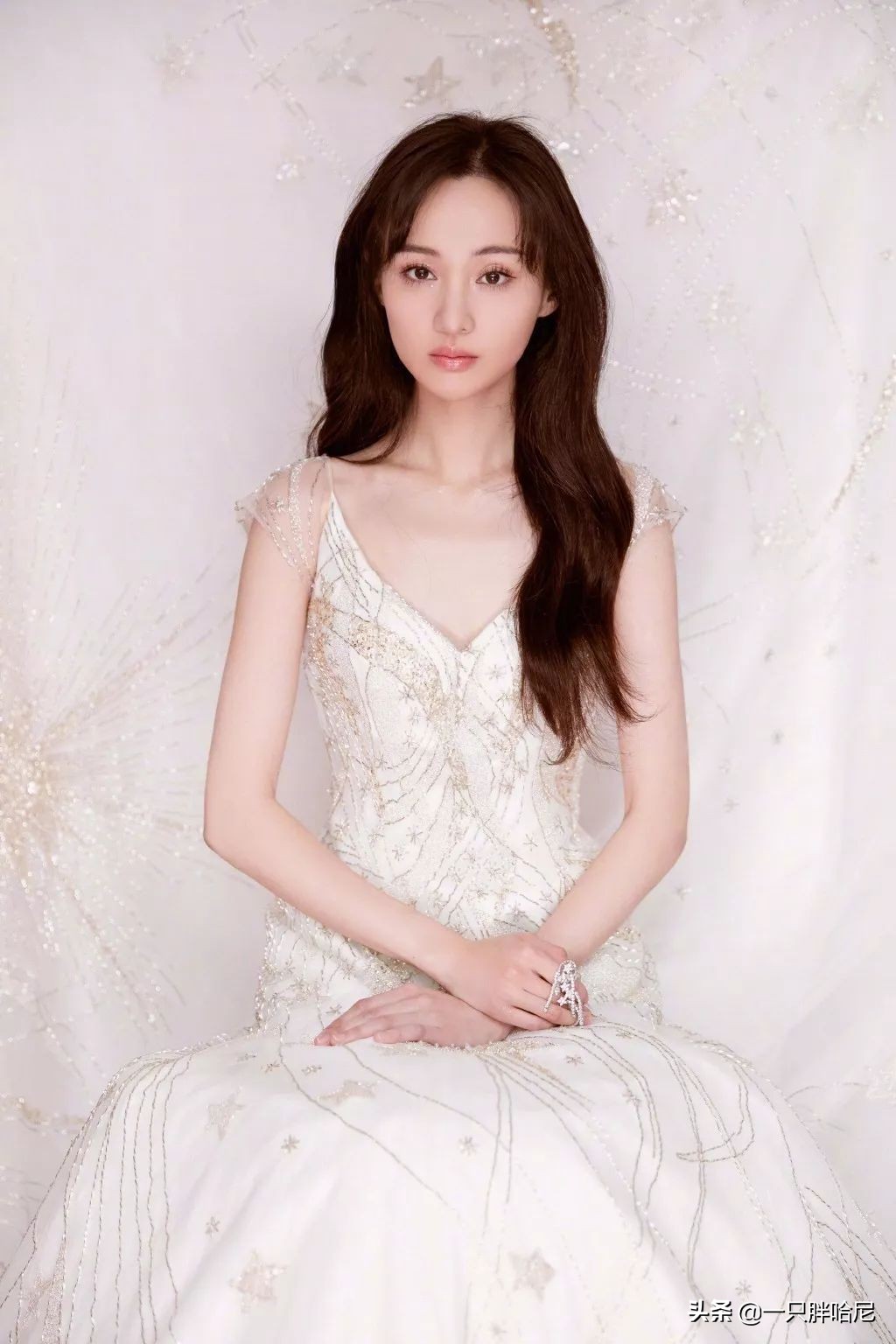 真正的美人胚子，脸上都有这5个特征，占2个以上就是女神本人