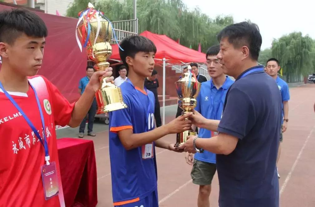 足球队勇夺冠军,永城冠军