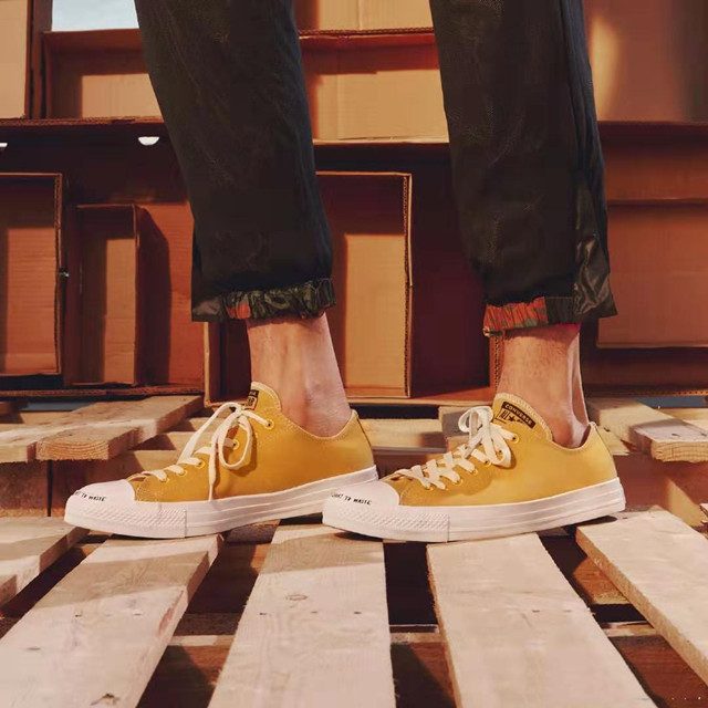 帆布鞋真的百搭吗,帆布鞋百搭又好看可是容易脏