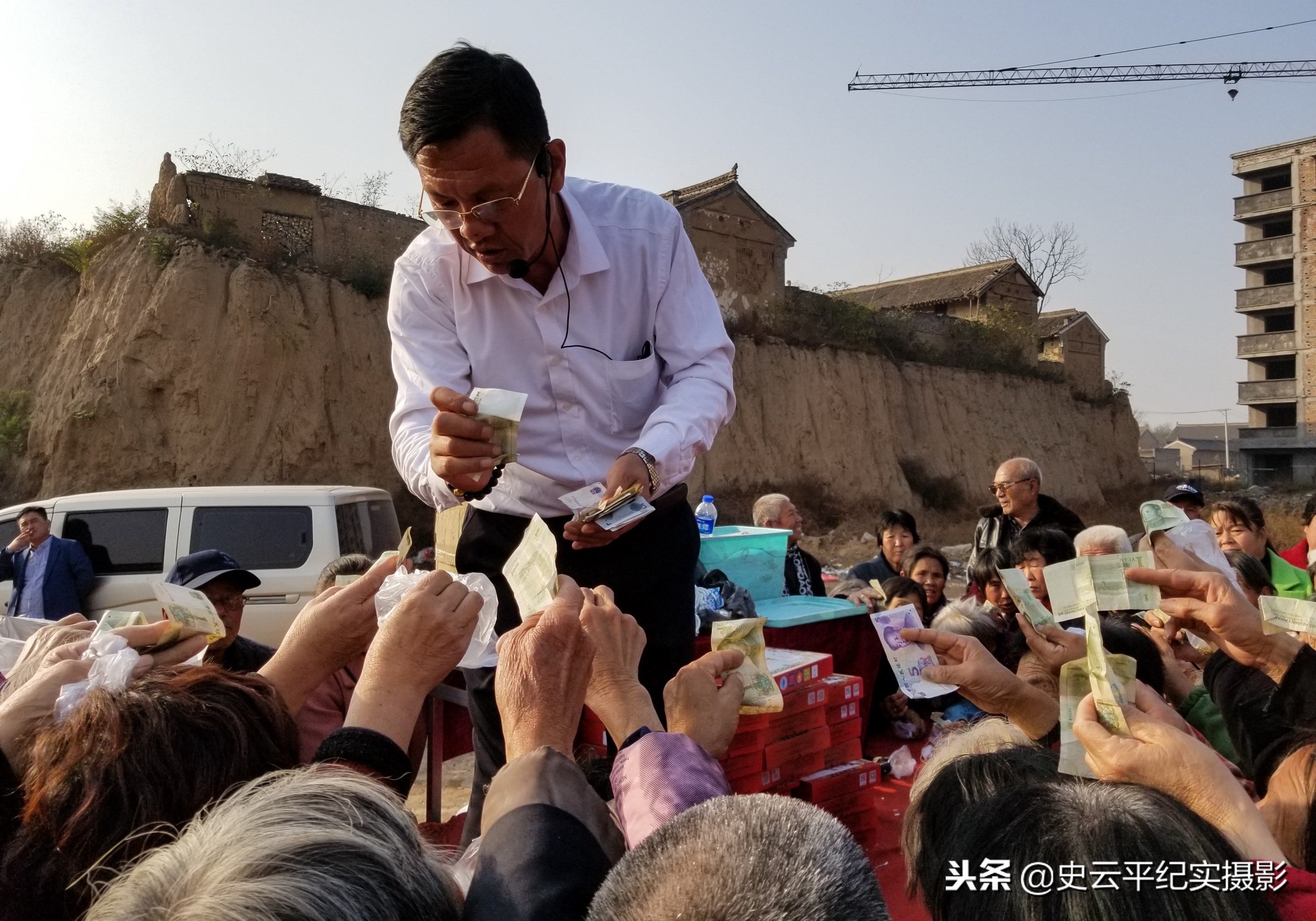 走过路过不容错过，农村庙会上买一送一，神奇的腰带能治啥病