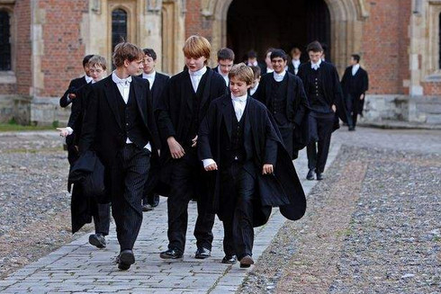 校服能看出来学校的等级,从校服看出学校地位