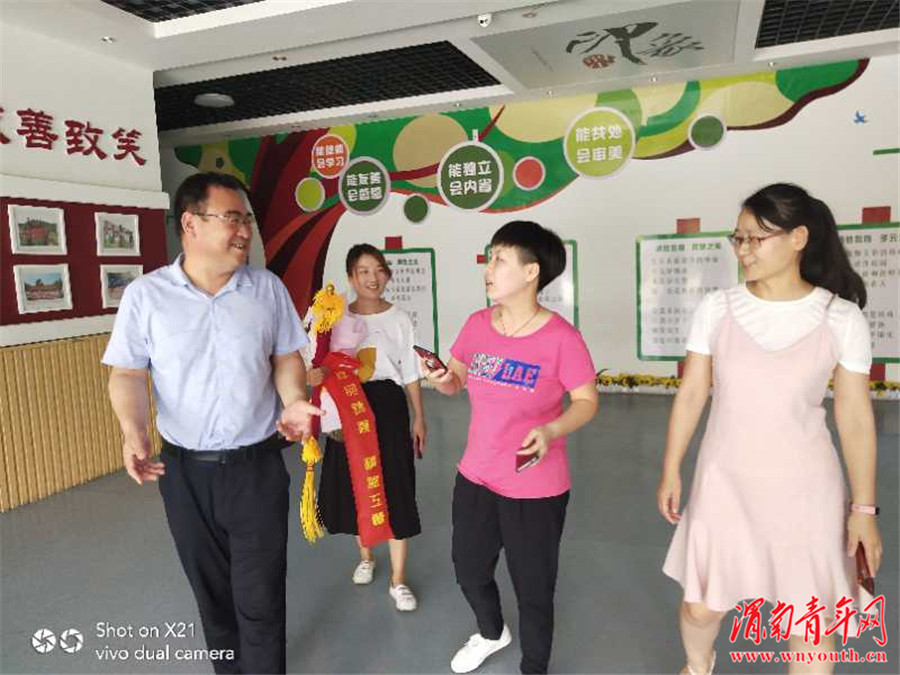 渭南小学附属幼儿园教师精心呵护育幼苗家长感恩送锦旗