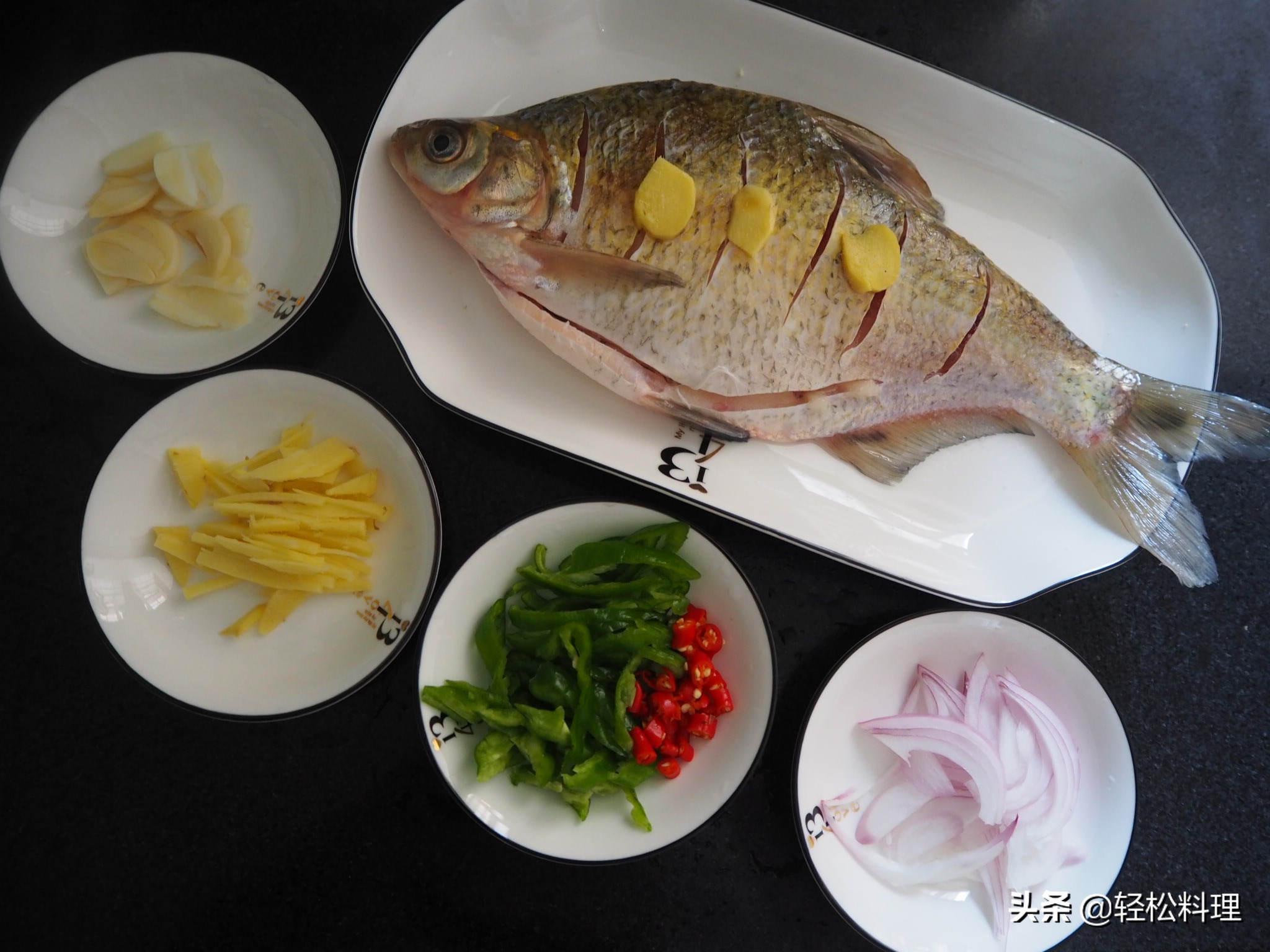 电锅红烧鱼不粘锅不掉皮的方法,红烧鱼怎么做不粘锅不掉皮窍门