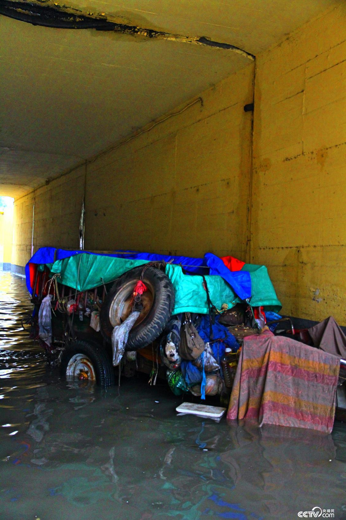 郑州遭遇特大暴雨冲走人视频,郑州曾被暴雨击中的24小时