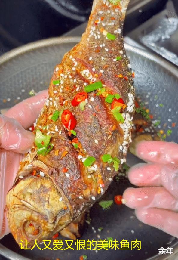 小孩被鱼刺卡住,男孩被四厘米鱼刺卡住喉咙