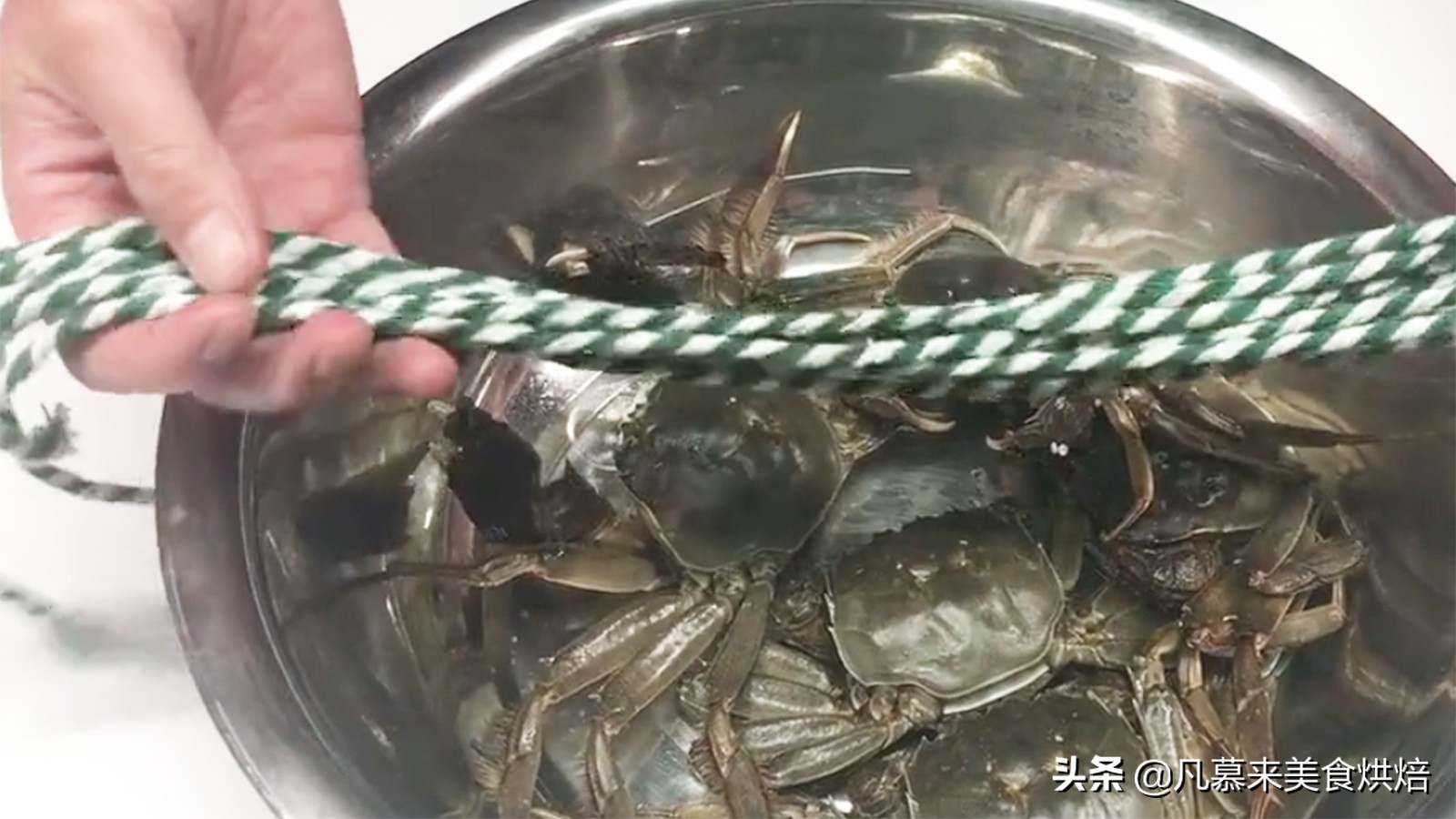 正确的螃蟹绑法,绑螃蟹技巧教学