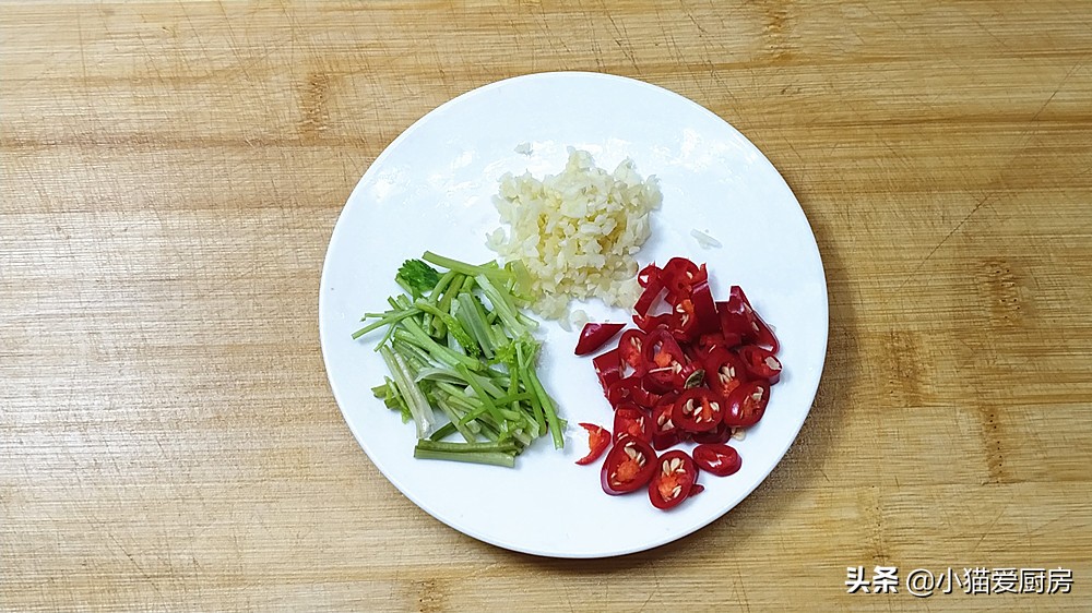 10分钟快速腌黄瓜条,酱黄瓜条怎么腌又脆又好吃