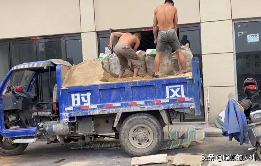 2元一袋沙子搬五楼,没有人愿意搬,现在的人不能吃苦?