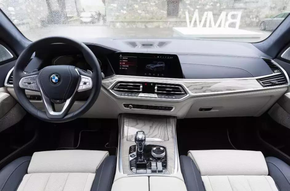 开着宝马x7在上海路上的视频,开着宝马x7进西藏