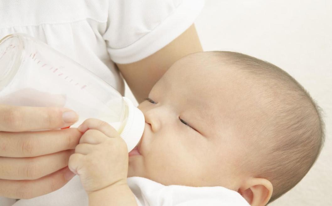 宝宝吃完母乳就睡，躺下不一会就醒？摸清孩子喂养规律家长更轻松