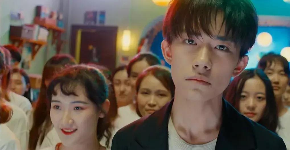 易烊千玺被低估，罗志祥黑暗十年：坚持，比努力更可怕