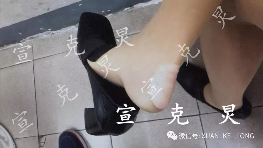男子小区内连续踩踏女子,男子电梯里故意踩脚