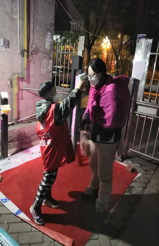 危急时刻他们挺身而出连救5人,危急时刻他们挺身而出的样子