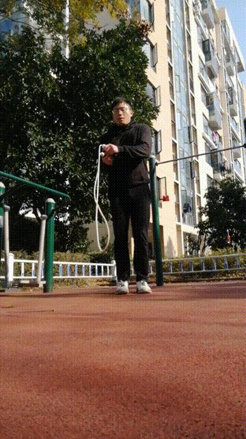 花式跳绳左右甩绳动作要领,花式跳绳甩绳打圈跳法