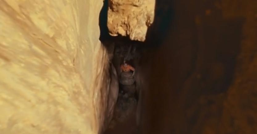 又渴又疼！手臂被石头卡住五天五夜？这部电影告诉你如何断臂求生